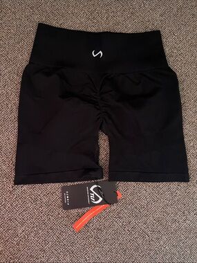 High-Waist Black Athletic Bike Shorts with Ruched Back